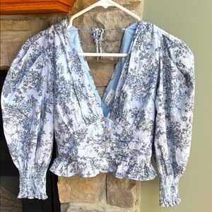 🌝 Acoa Floral V-Neck cropped smocked Blouse in Light Blue, lined